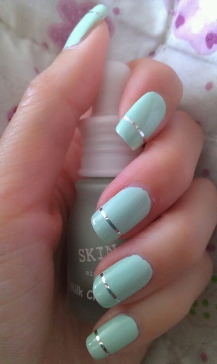 mint green nails